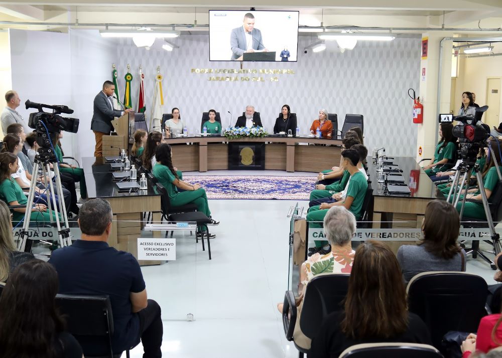 Vereadores mirins de 2025 são diplomados na câmara de Jaraguá do Sul